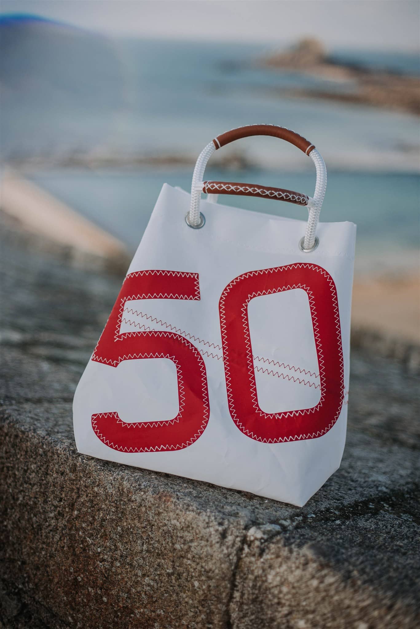 Sac recyclé Sac à main en voile recyclée numéro Made in France Vent de Voyage Sac recyclé - Grand sac à main en toile de bateau recyclée Fabriqué en France Dinard Saint-Malo Vent de Voyage